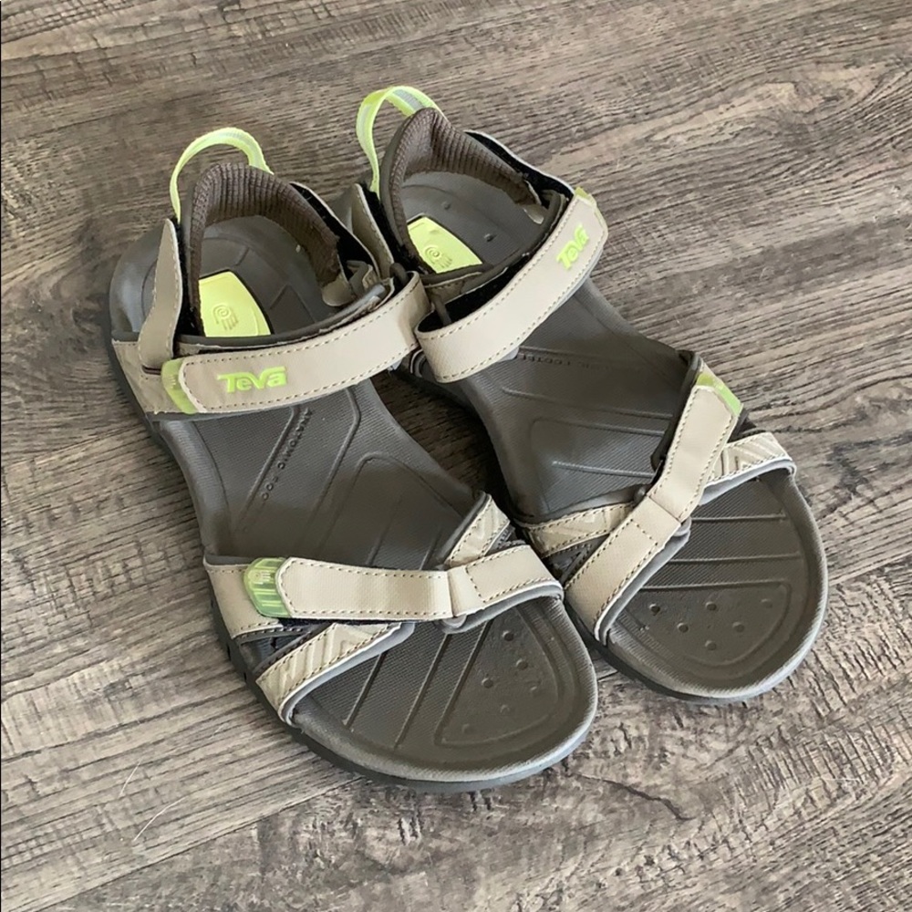 🥰 2/$25 Teva tradewinds sandals